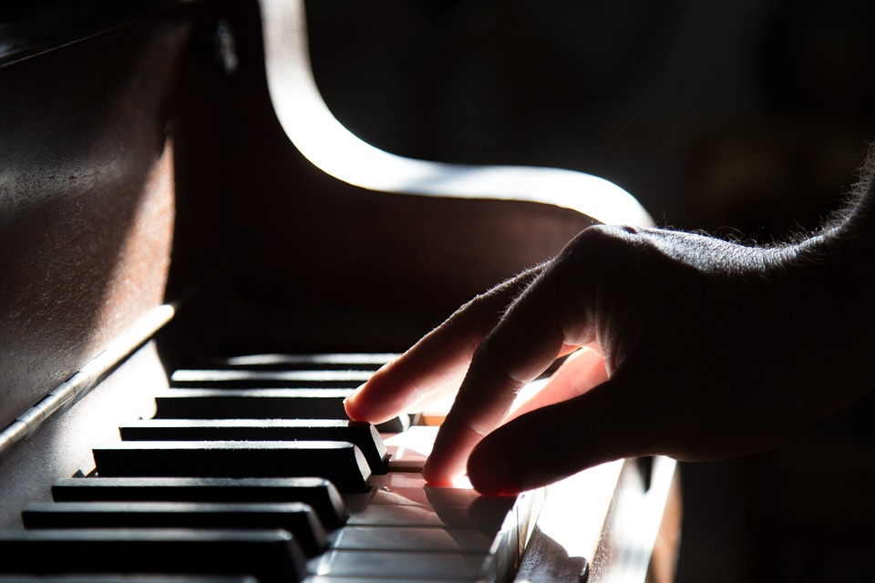 Zdjęcie dłoni pianisty