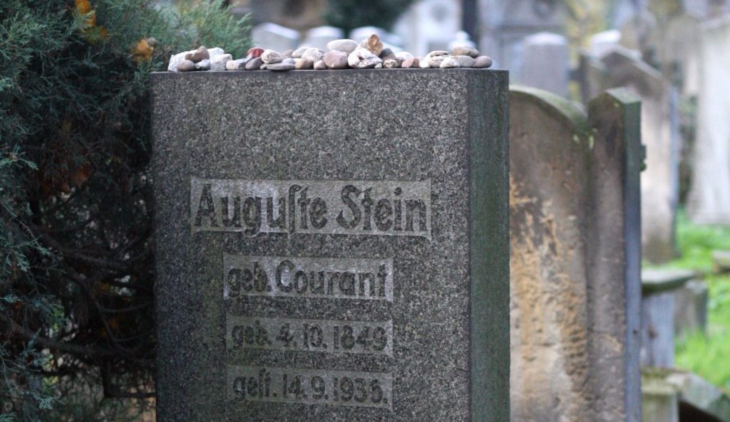 Grabsteine der Eltern von Edith Stein auf dem alten jüdischenFriedhof Lohestraße (heute: ul. Ślężna)