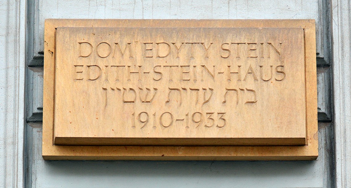 Tablica pamiątkowa poświęcona Edycie Stein na elewacji frontowej Domu Edyty Stein.